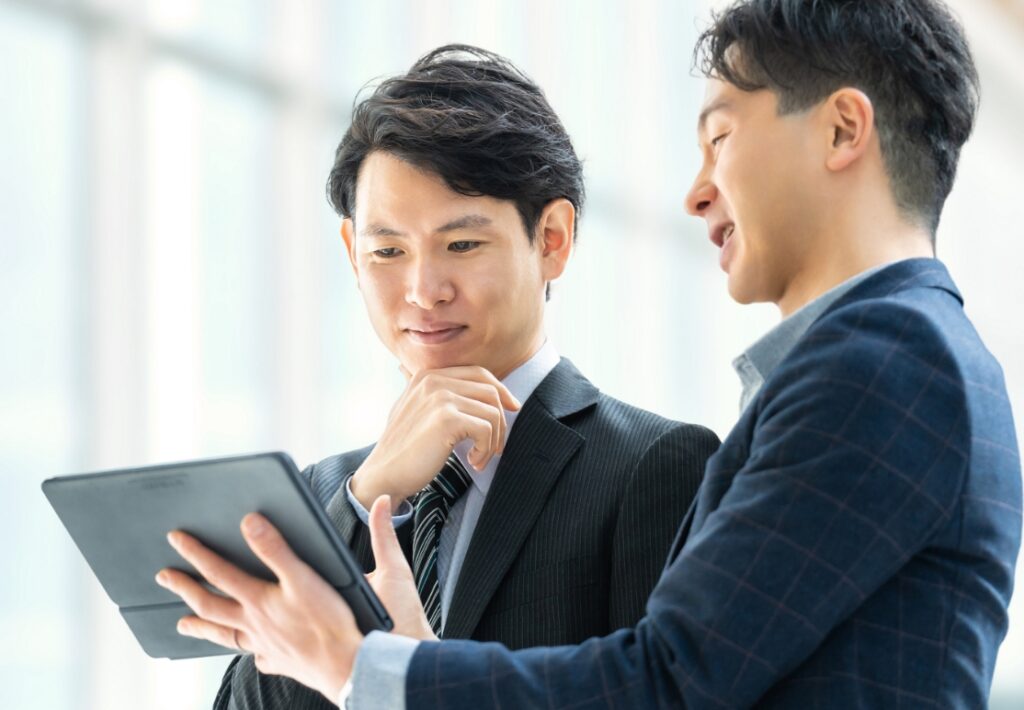 紹介を行うビジネスマン