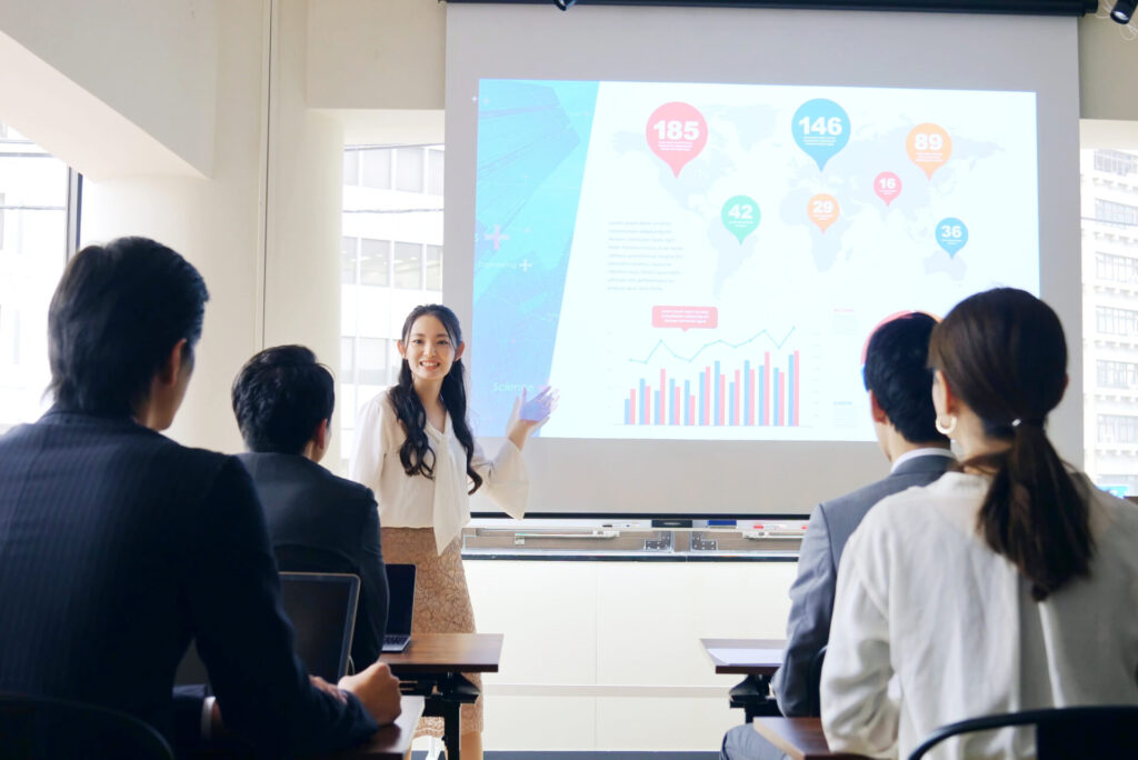 セミナーで説明をする女性