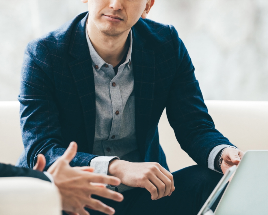 ミーティングをする代表