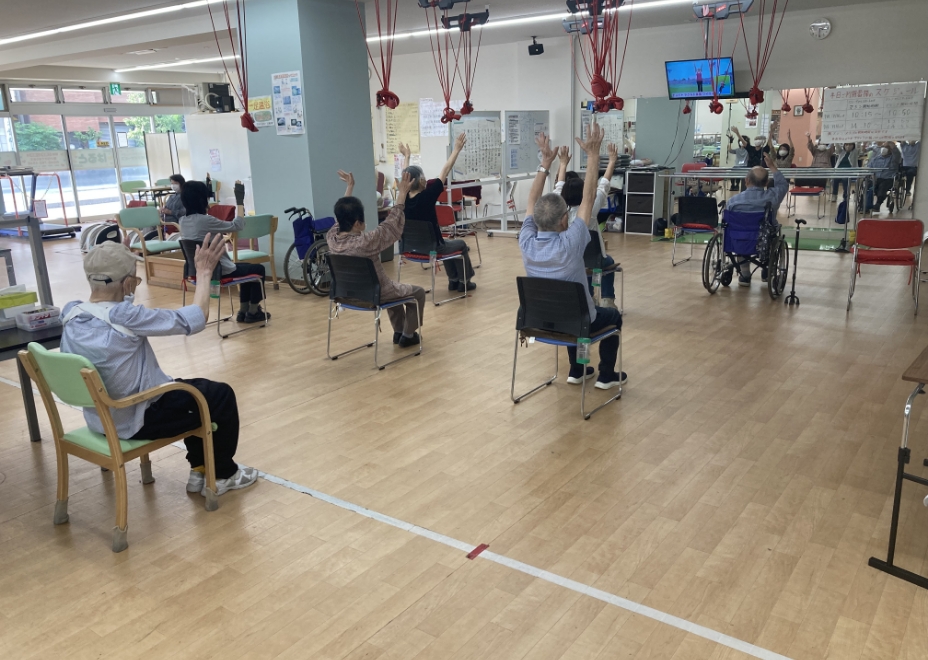 体操を行うお年寄り