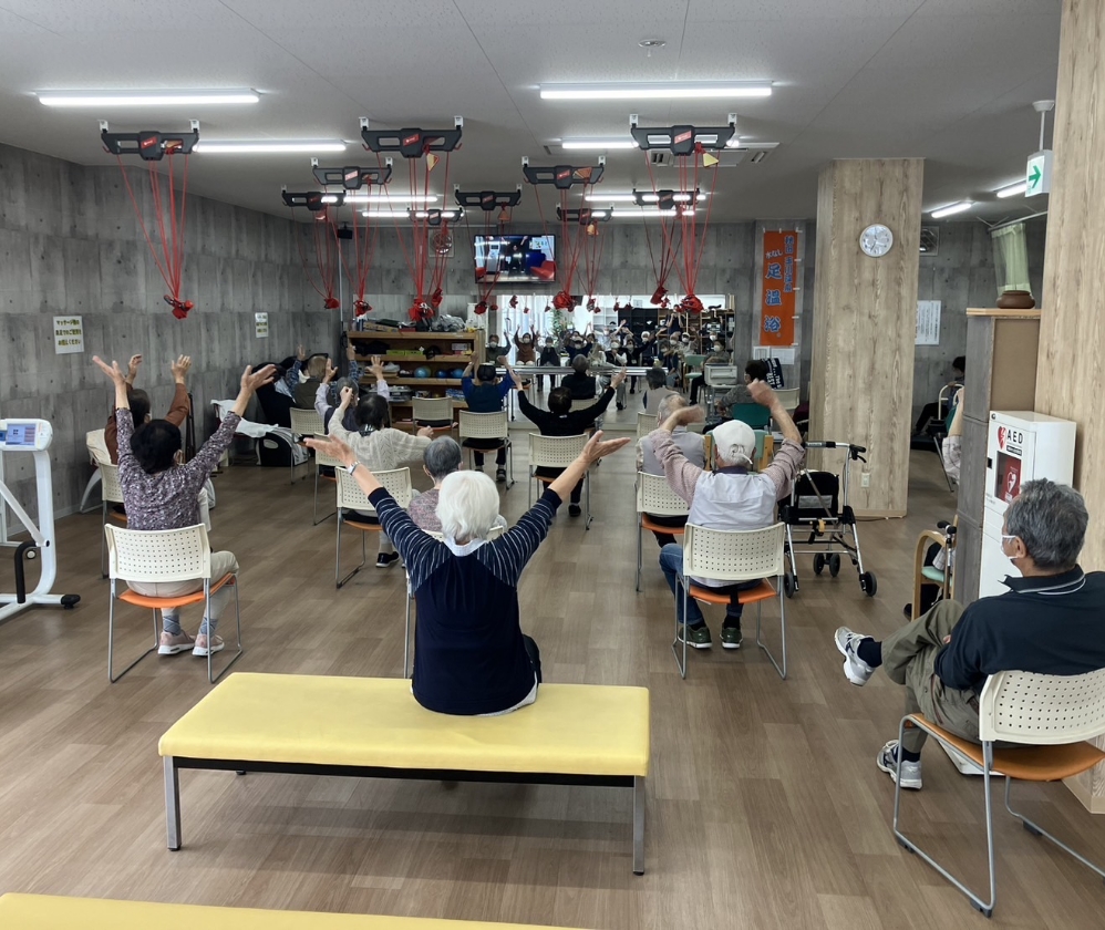 体操を行うお年寄り